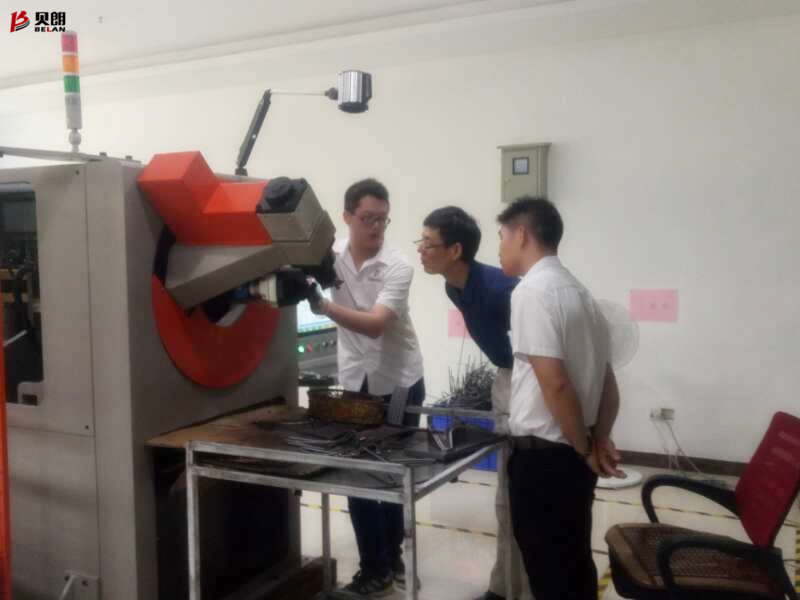 佛山客戶來貝朗看不銹鋼成型機，現場打樣談合作