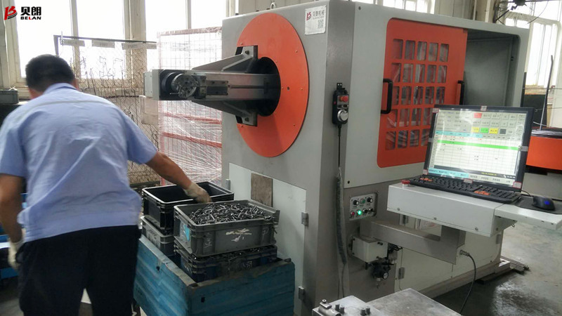 鐵絲彎折機在重慶客戶處健步如飛的生產產品，客戶拍手叫絕