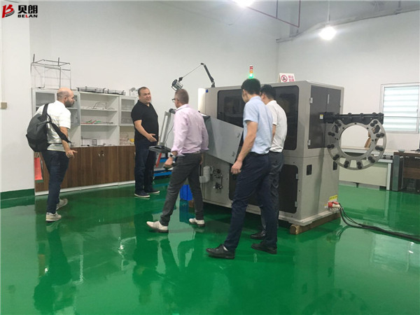 看，又有外國客戶參觀貝朗鋼絲鐵絲折彎機
